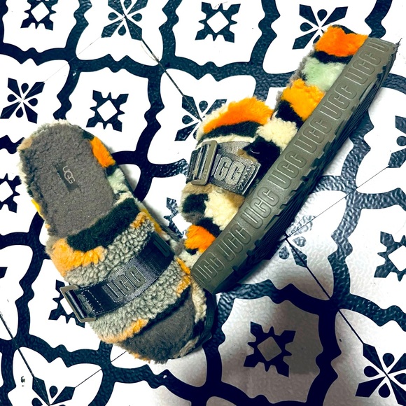 Ugg Slippers - Picture 1 of 3